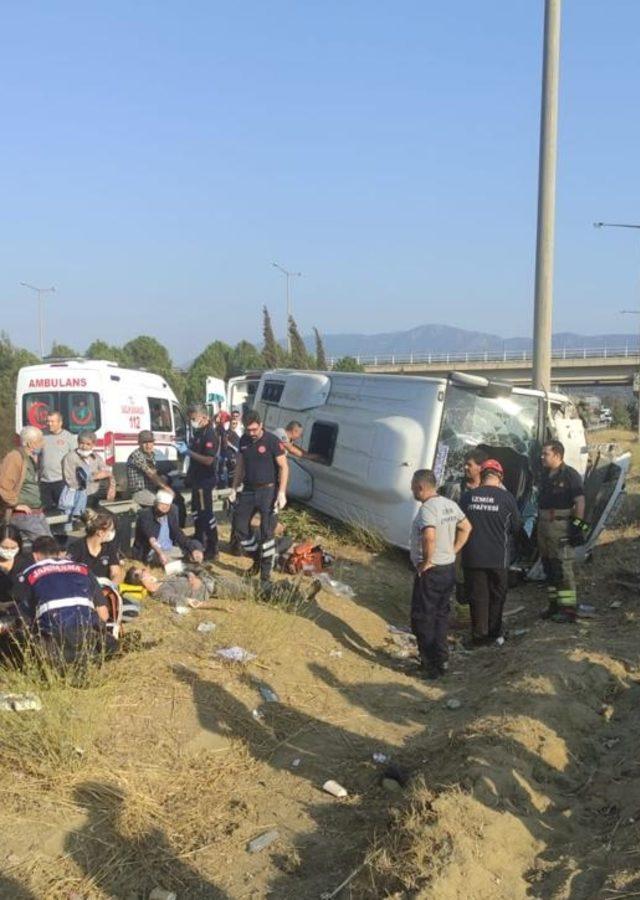 İzmir'de hasta taşıyan midibüsün devrilmesi sonucu 9 kişi yaralandı