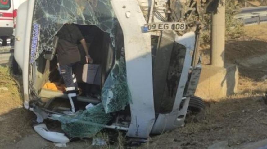 İzmir'de hasta taşıyan midibüsün devrilmesi sonucu 9 kişi yaralandı