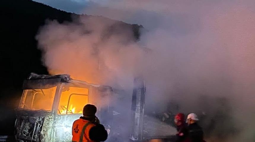 Düzce'de seyir halindeyken alev alan tır yandı