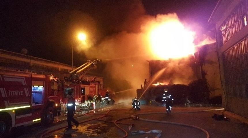 Samsun Tekkek&ouml;y'deki plastik boru fabrikasındaki yangın s&ouml;nd&uuml;r&uuml;ld&uuml;