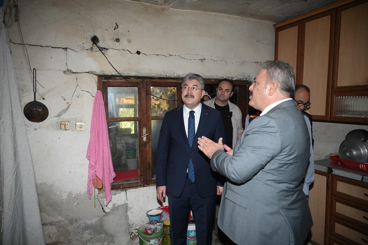 Osmaniye Valisi Yılmaz, depremde evleri zarar g&ouml;ren vatandaşları ziyaret etti