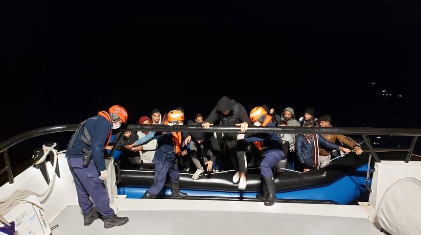 İzmir açıklarında geri itilen 33 düzensiz göçmen kurtarıldı