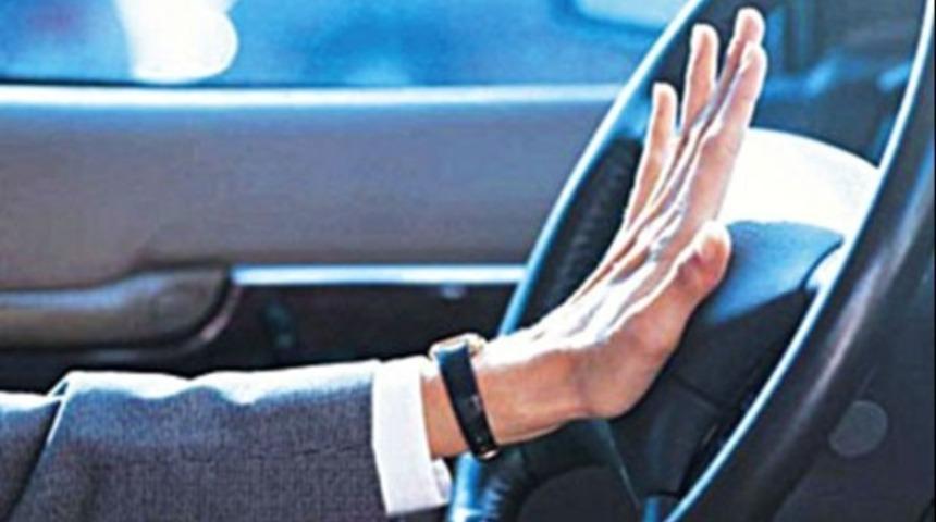 Klakson &ccedil;alarak k&uuml;f&uuml;r eden s&uuml;r&uuml;c&uuml;ye 3 bin TL para cezası