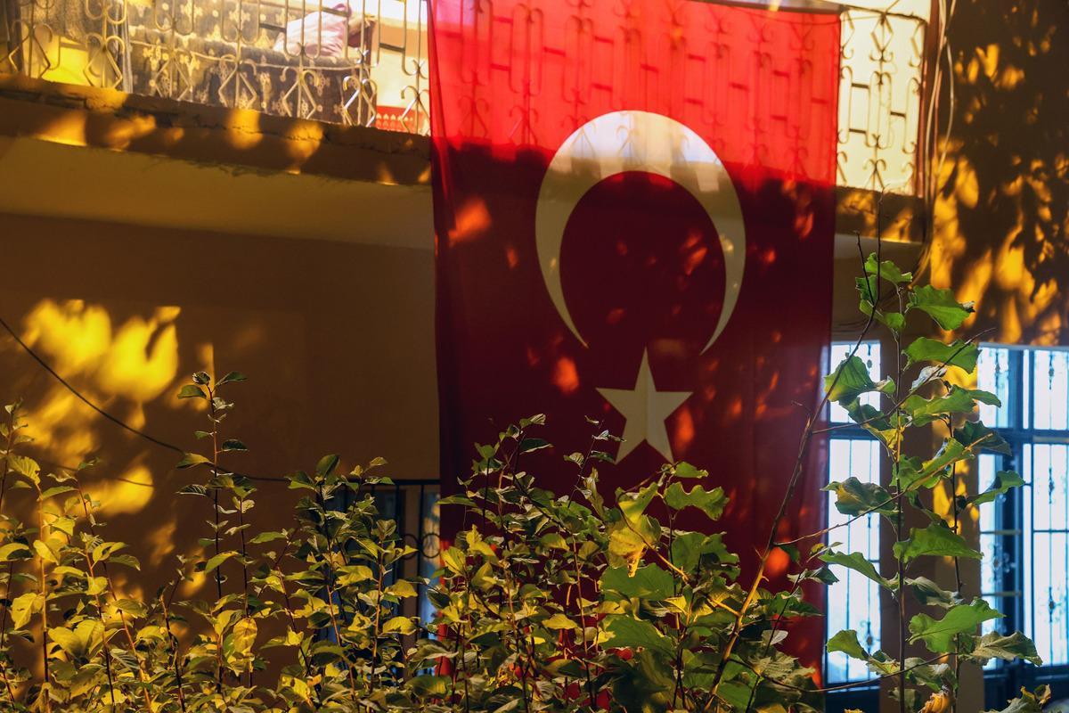 Şehit İbrahim Han'ın Van'daki evine T&uuml;rk bayrakları asıldı