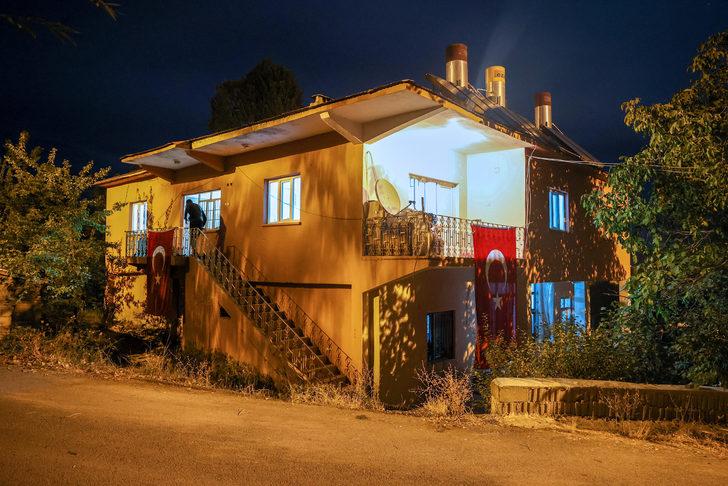 Şehit İbrahim Han'ın Van'daki evine Türk bayrakları asıldı G3