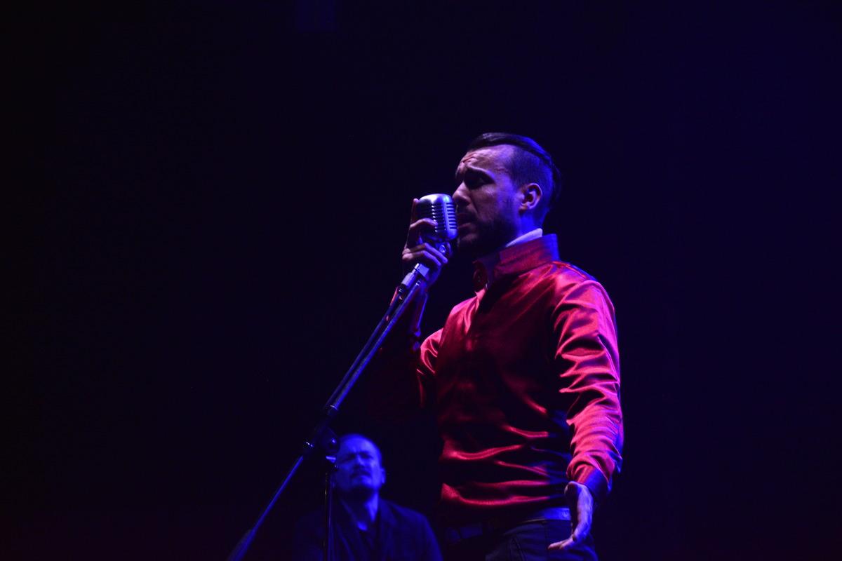 Sanat&ccedil;ı Cem Adrian Bursa'da konser verdi