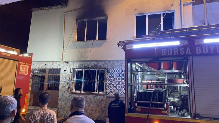 GÜNCELLEME - Bursa'da sinir krizi geçiren bir kişi 2 katlı evlerini yaktı G1