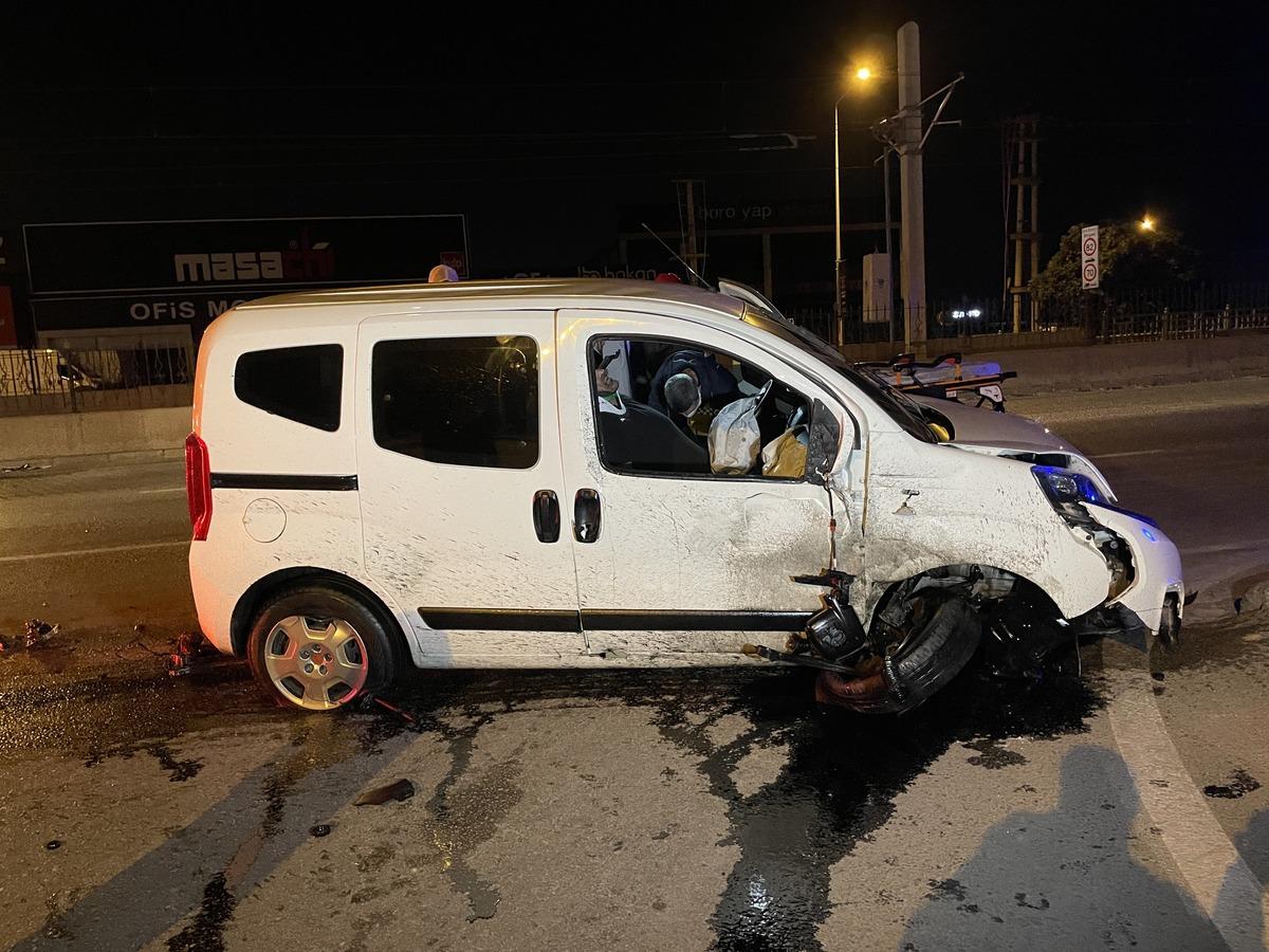 Bursa'da y&ouml;nlendirme tabelasına &ccedil;arpan s&uuml;r&uuml;c&uuml; ağır yaralandı