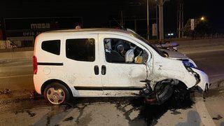 Bursa'da yönlendirme tabelasına çarpan sürücü ağır yaralandı