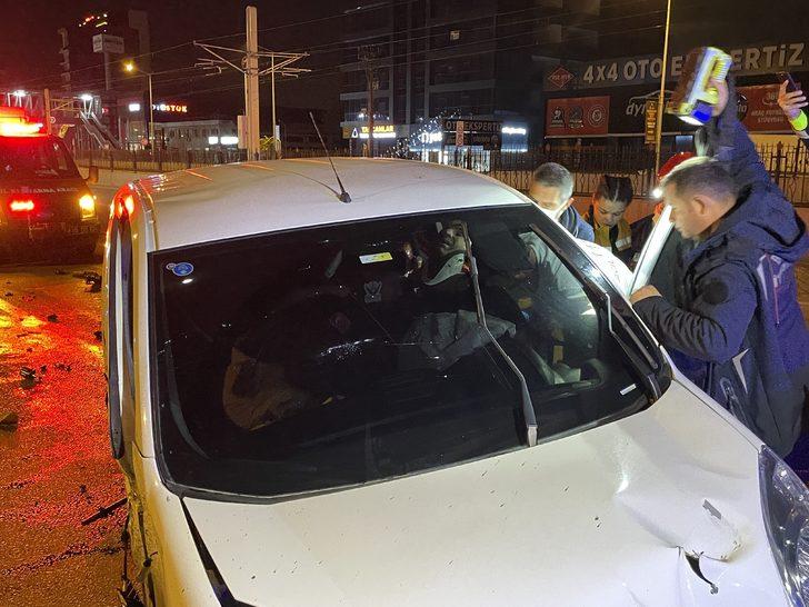 Bursa'da yönlendirme tabelasına çarpan sürücü ağır yaralandı G2