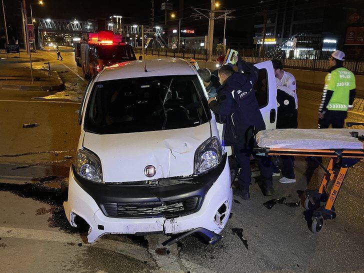 Bursa'da yönlendirme tabelasına çarpan sürücü ağır yaralandı G3