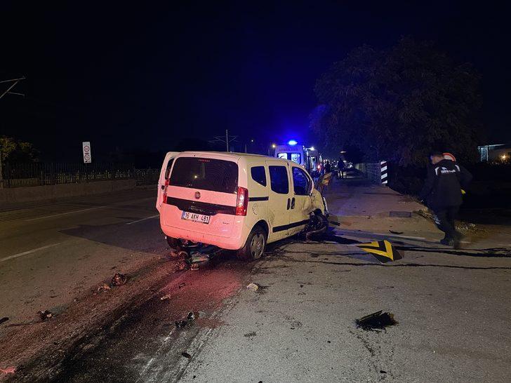 Bursa'da yönlendirme tabelasına çarpan sürücü ağır yaralandı G4