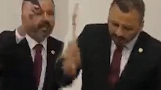 TBMM'de ilginç protesto! CHP'li vekil çekiçle cep telefonunu kırdı