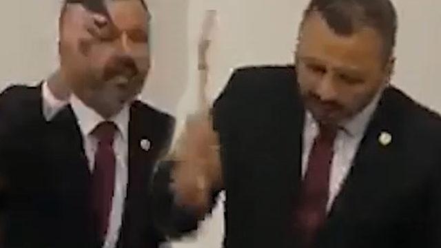 TBMM'de ilginç protesto! CHP'li vekil çekiçle cep telefonunu kırdı