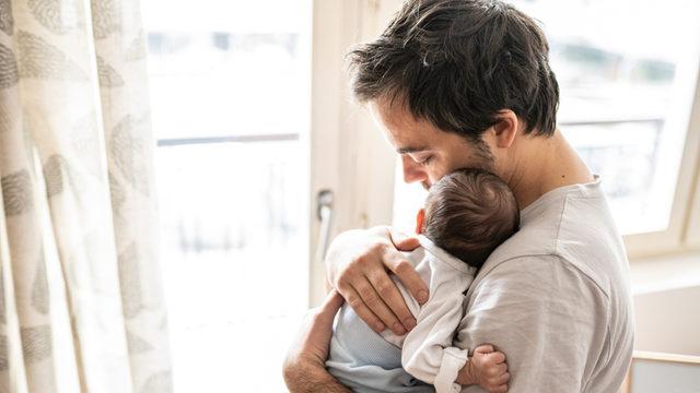 Babalara da 'emzirme izni' önerisi! Günde en az 1 saat olmalı