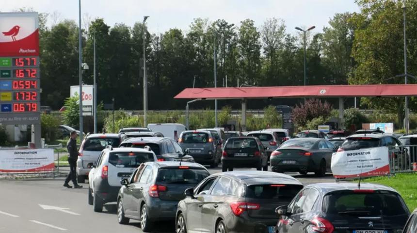 Fransa'da akaryakıt krizi! &Ccedil;oğu istasyonda benzin kalmadı