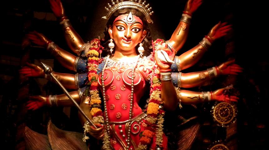 ''Tanrıçayım'' diyerek herkesi kandırdı! Dışkılarını yemeye bile zorladı