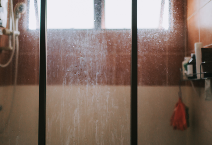 Ne kadar silersem sileyim su izi kalıyor diyorsanız bir de bunu deneyin! Duşakabindeki su izlerini şıp diye çıkaracak 