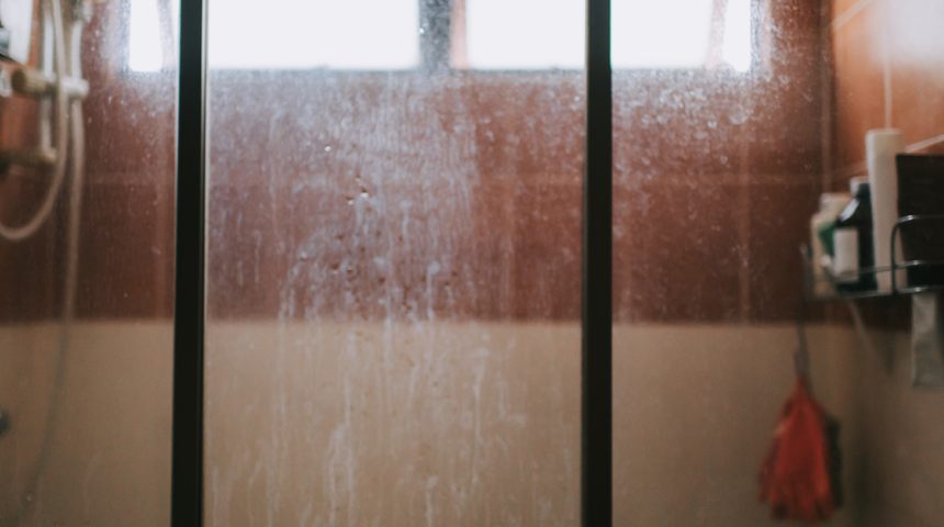 Ne kadar silersem sileyim su izi kalıyor diyorsanız bir de bunu deneyin! Duşakabindeki su izlerini şıp diye &ccedil;ıkaracak 