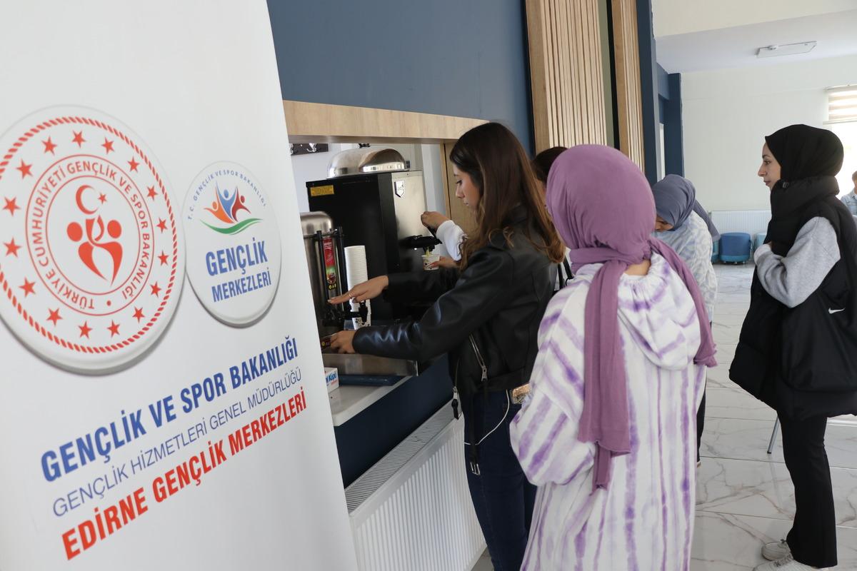 Trakya &Uuml;niversite &ouml;ğrencilerinin kamp&uuml;steki "ikinci evi" Gen&ccedil; Ofis oldu