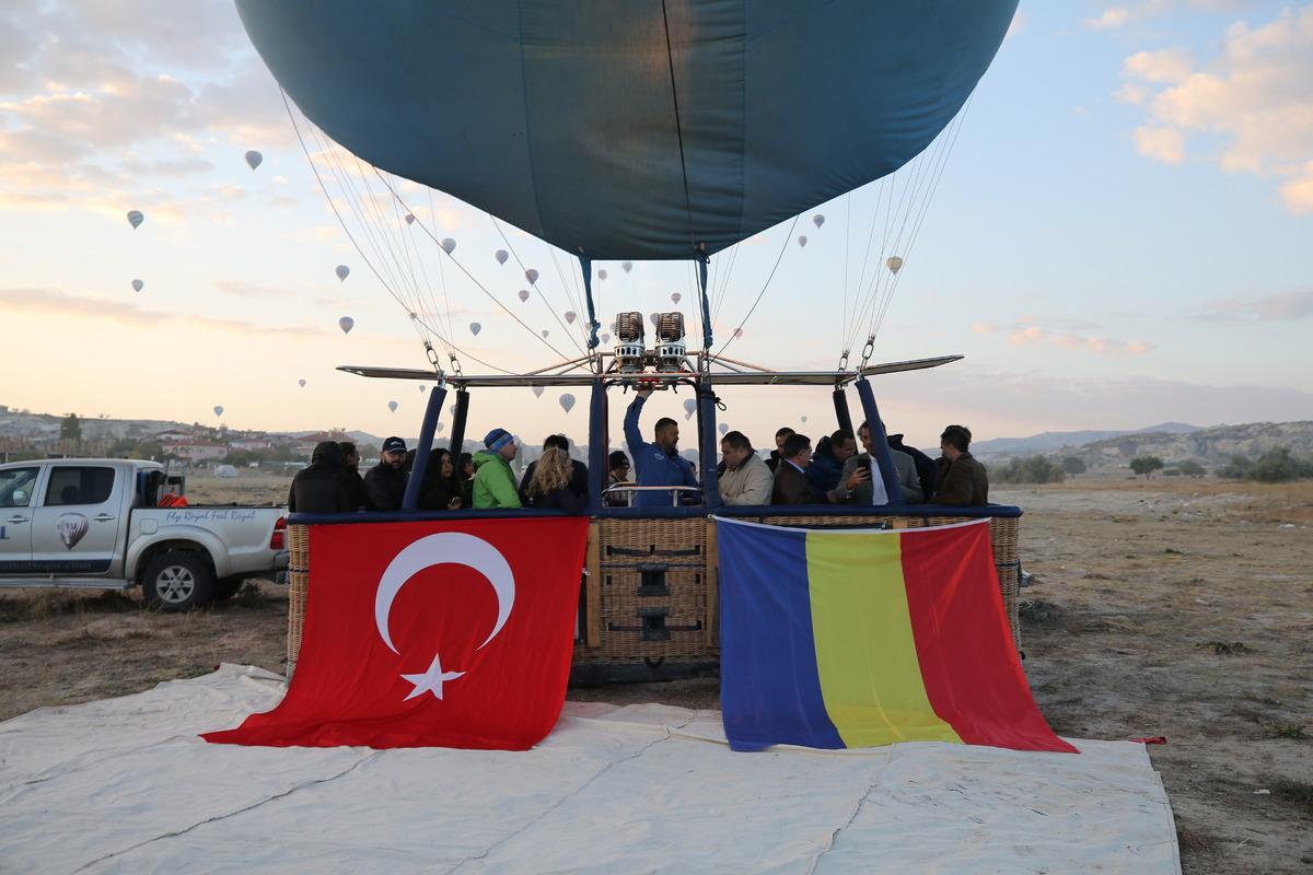 T&uuml;rk ve Rumen milletvekilleri Kapadokya'da sıcak hava balon turuna katıldı