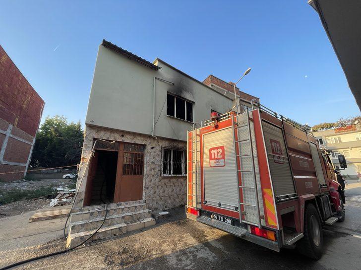 GÜNCELLEME - Bursa'da sinir krizi geçiren bir kişi 2 katlı evlerini yaktı G5