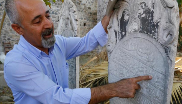 Sosyal medya Osmanlı'dan kalma mezar taşında yazanları konuşuyor! Mezar sahibi, pahalılıktan sadece bamya ile beslenmiş