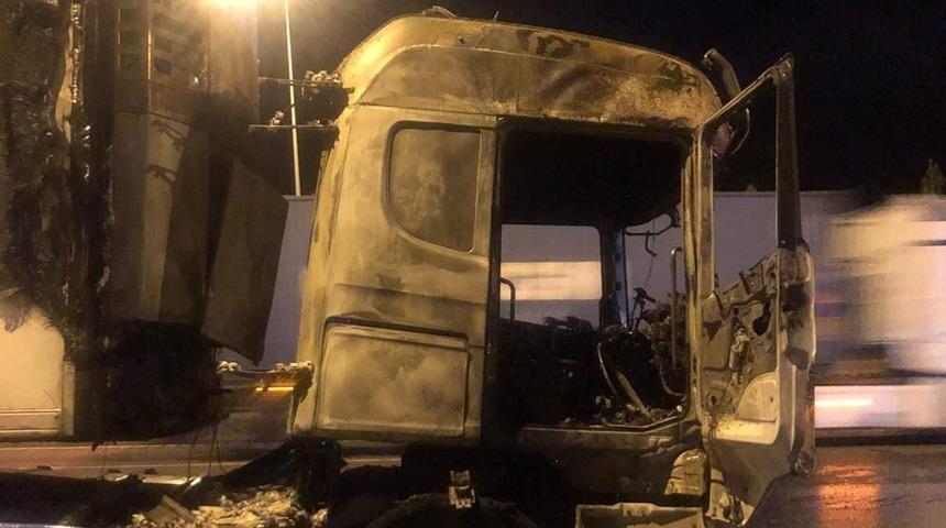 Adana'da seyir halindeki tırda çıkan yangın söndürüldü