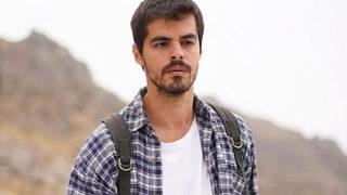 Gönül Dağı'nın yıldızı Berk Atan'ın vazgeçemediği sevgilisi süper minisiyle Instagram'ı salladı! Bakan bir daha baktı