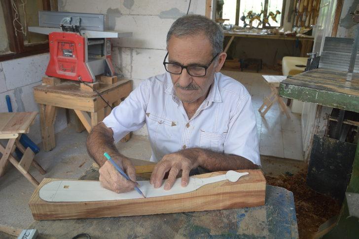 Karadenizli arkadaşlar atölyelerinde 35 yıldır kemençe üretiyor G1
