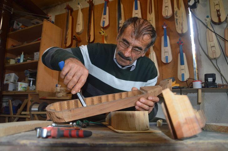 Karadenizli arkadaşlar atölyelerinde 35 yıldır kemençe üretiyor G5