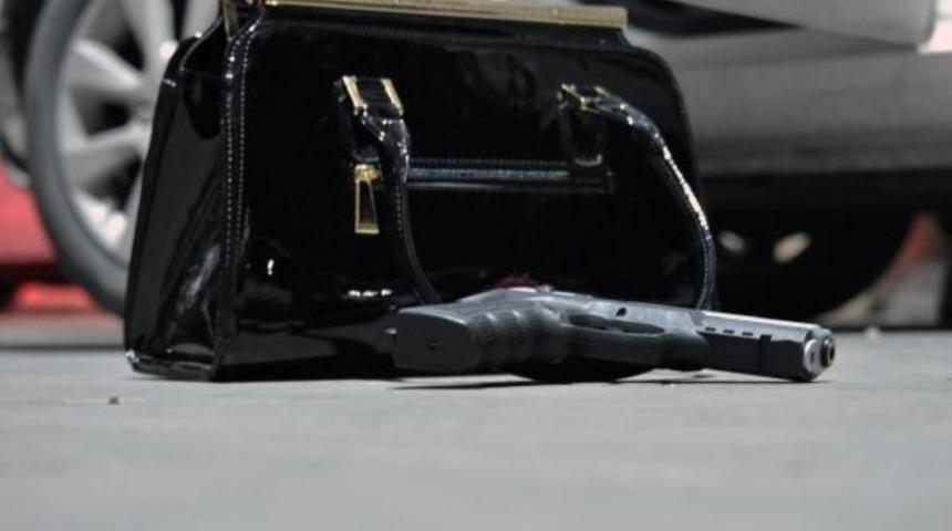 Gen&ccedil; kadın akaryakıt istasyonunda, tabancayla g&ouml;ğs&uuml;ne ateş etti