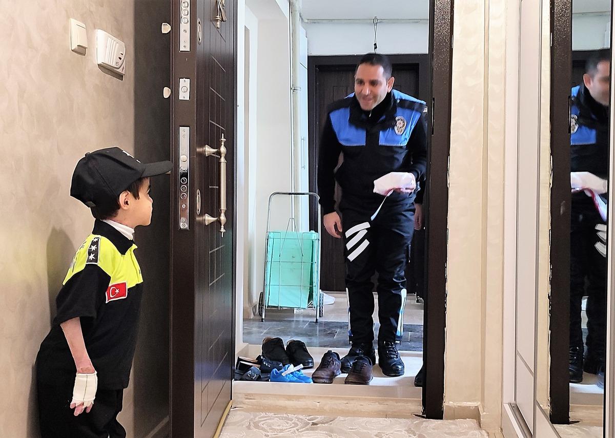 Bilecikli 12 yaşındaki kelebek hastası &ccedil;ocuğa polislerden s&uuml;rpriz