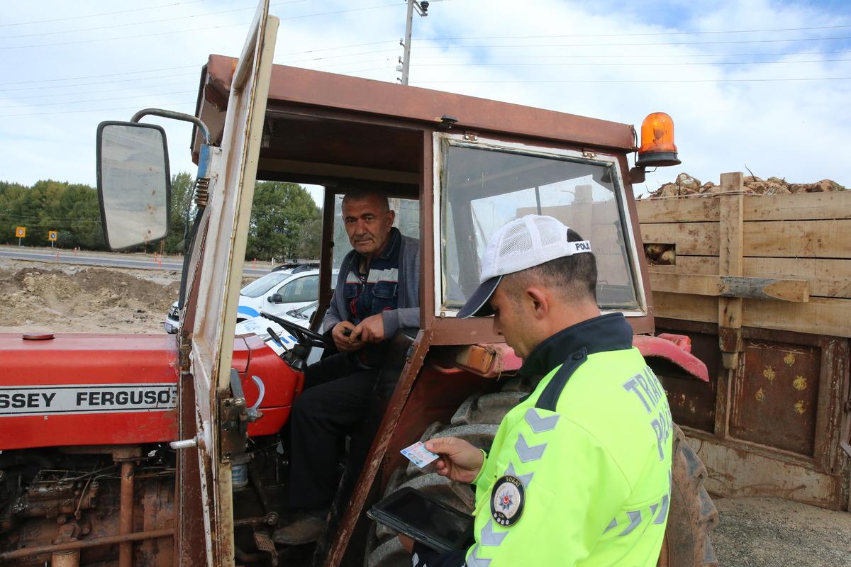 Tokat-Sivas kara yolunda pancar taşıyan trakt&ouml;rler denetlendi