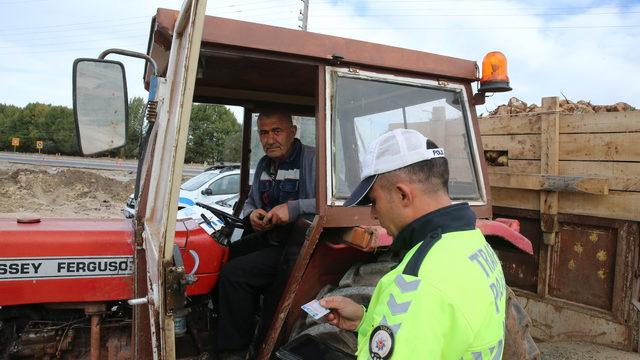 Tokat-Sivas kara yolunda pancar taşıyan traktörler denetlendi