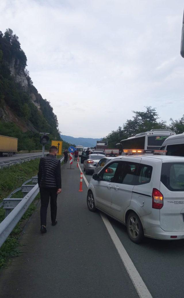 Artvin'de kara yolundaki heyelan anı güvenlik kamerasına yansıdı