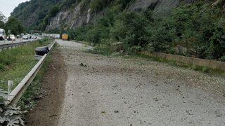 Artvin'de kara yolundaki heyelan anı güvenlik kamerasına yansıdı