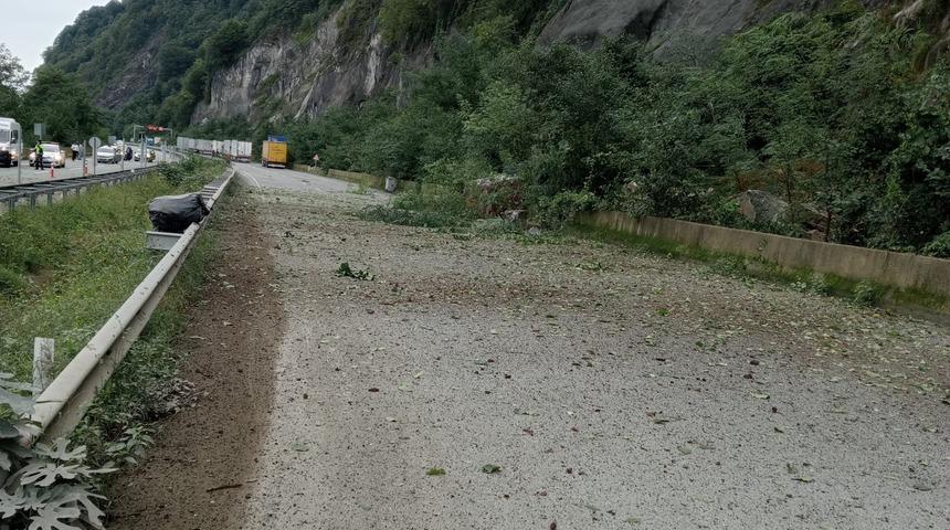 Artvin'de kara yolundaki heyelan anı güvenlik kamerasına yansıdı