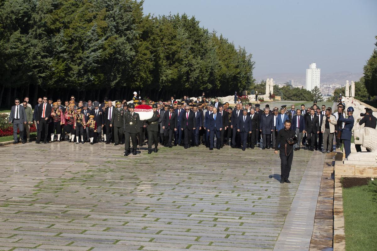 Vali Şahin, Ankara'nın başkent oluşunun 99. yılı dolayısıyla Anıtkabir'i ziyaret etti