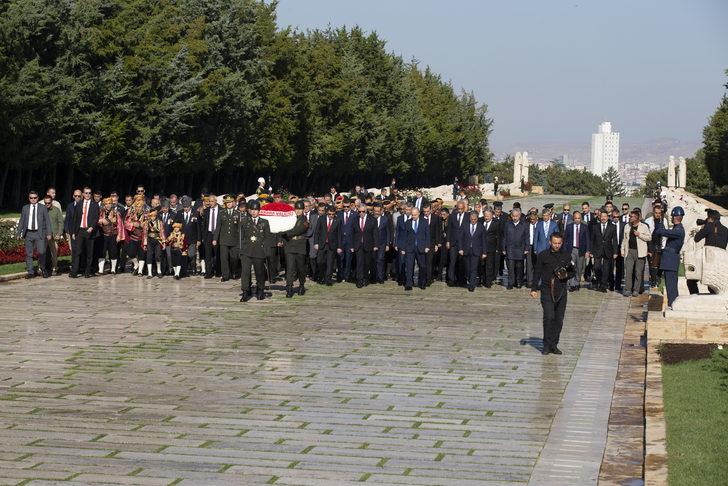 Vali Şahin, Ankara'nın başkent oluşunun 99. yılı dolayısıyla Anıtkabir'i ziyaret etti G1