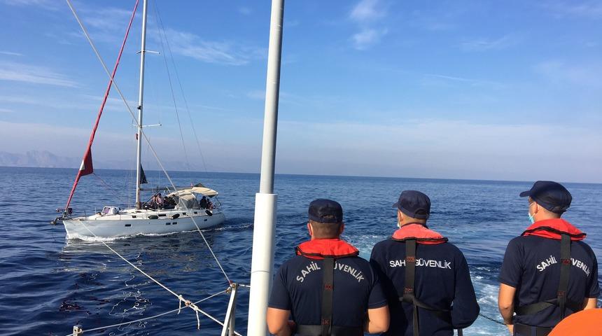 Bodrum açıklarında yelkenli teknedeki 53 düzensiz göçmen kurtarıldı