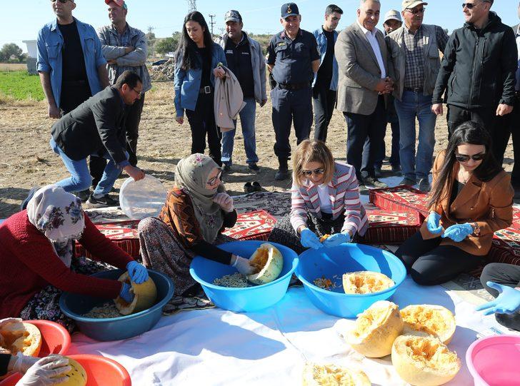 Nevşehir Valisi Becel, kadınlarla kabak çekirdeği ayıkladı G4