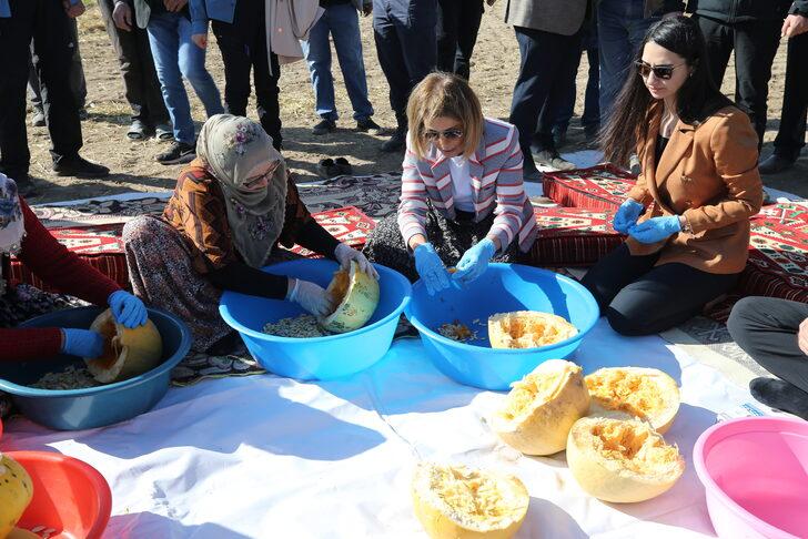 Nevşehir Valisi Becel, kadınlarla kabak çekirdeği ayıkladı G3
