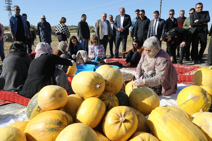 Nevşehir Valisi Becel, kadınlarla kabak çekirdeği ayıkladı G2