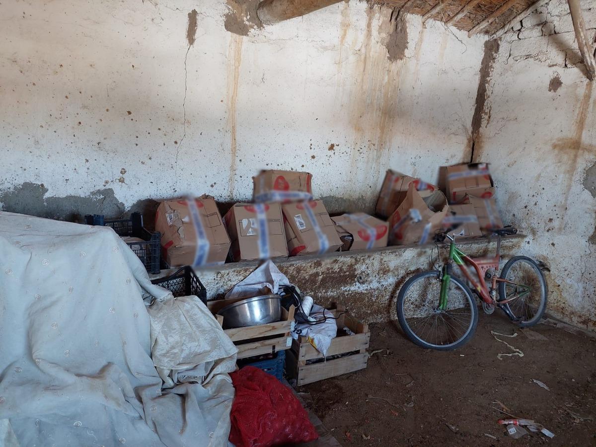 Konya'da &ccedil;iftlikte saman balyalarının altında 450 kilogram ka&ccedil;ak t&uuml;t&uuml;n ele ge&ccedil;irildi