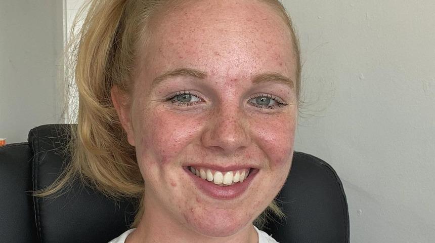 20 kadın, birlikte yürüyorlardı! Çıplak koşucuya rastlamayı beklememişlerdi ama...