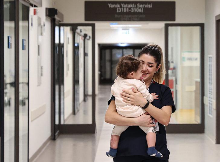 Terkedilen Galya bebek aylar sonra hastaneden "yuvaya" uğurlandı G5
