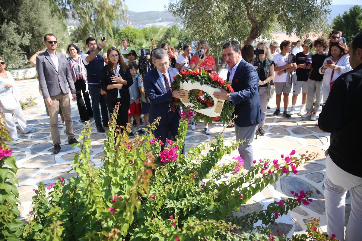 "Halikarnas Balık&ccedil;ısı" Cevat Şakir Kabaağa&ccedil;lı, &ouml;l&uuml;m&uuml;n&uuml;n 49'uncu yılında mezarı başında anıldı