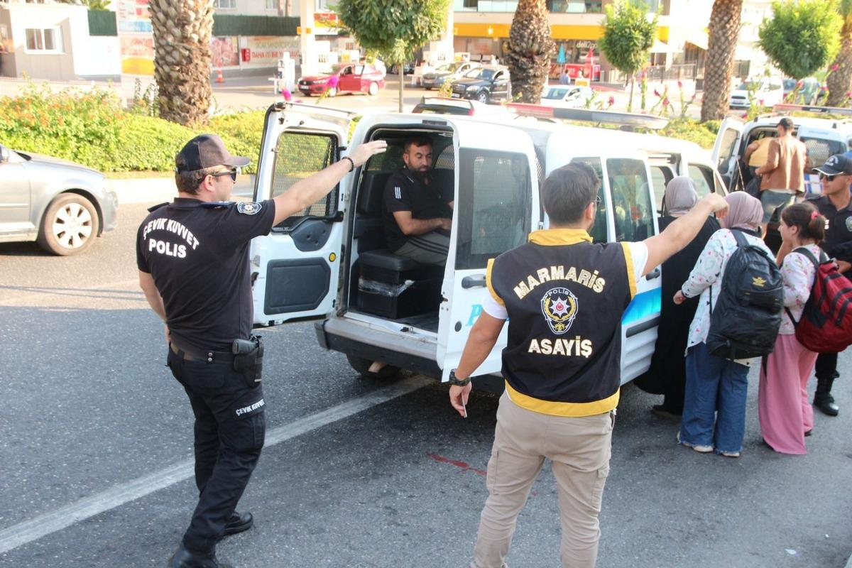 Marmaris'te konaklama tesislerine yapılan denetimlerde 265 d&uuml;zensiz g&ouml;&ccedil;men yakalandı