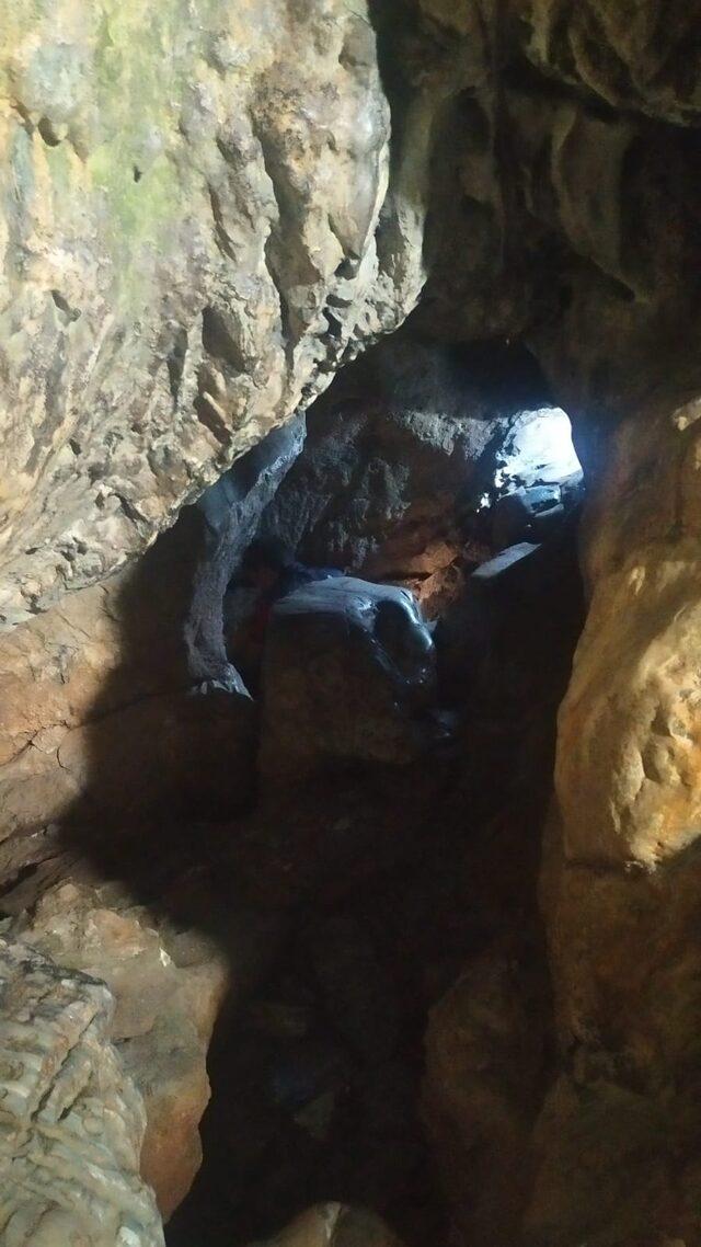 Mersin'deki Ashab-ı Kehf Mağarası'nda kayalıklara sıkışan kişiyi itfaiye kurtardı 